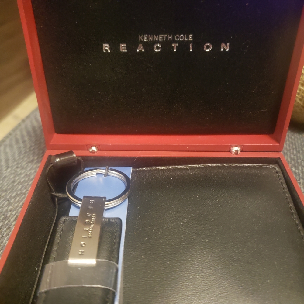 Kenneth Cole Reaction Black Leather Wallet and Silver Key Holder Set